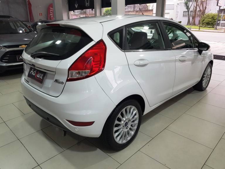 FORD - FIESTA - 2014/2015 - Branca - R$ 52.900,00