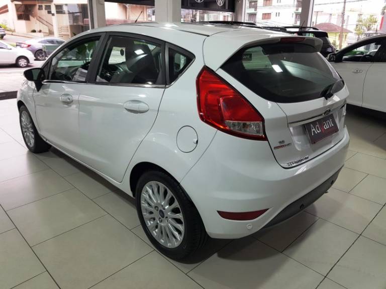 FORD - FIESTA - 2014/2015 - Branca - R$ 52.900,00