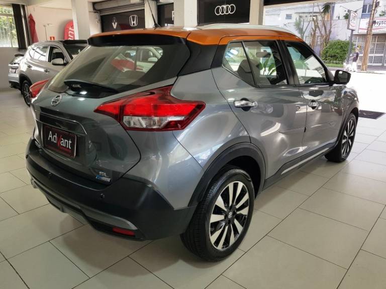 NISSAN - KICKS - 2017/2018 - Cinza - R$ 86.900,00