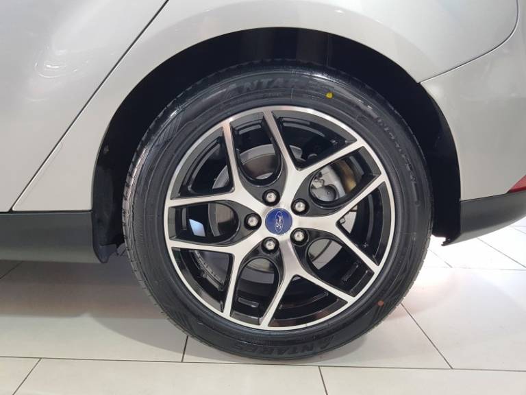 FORD - FOCUS - 2017/2018 - Prata - R$ 78.900,00