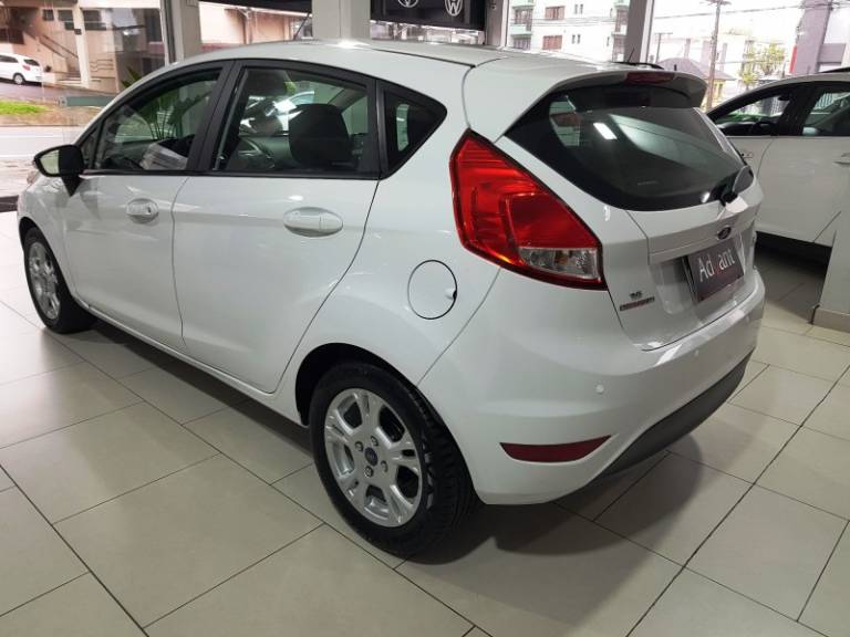 FORD - FIESTA - 2014/2015 - Branca - R$ 47.900,00