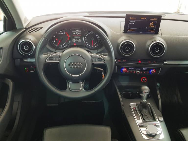 AUDI - A3 - 2014/2015 - Branca - R$ 93.900,00